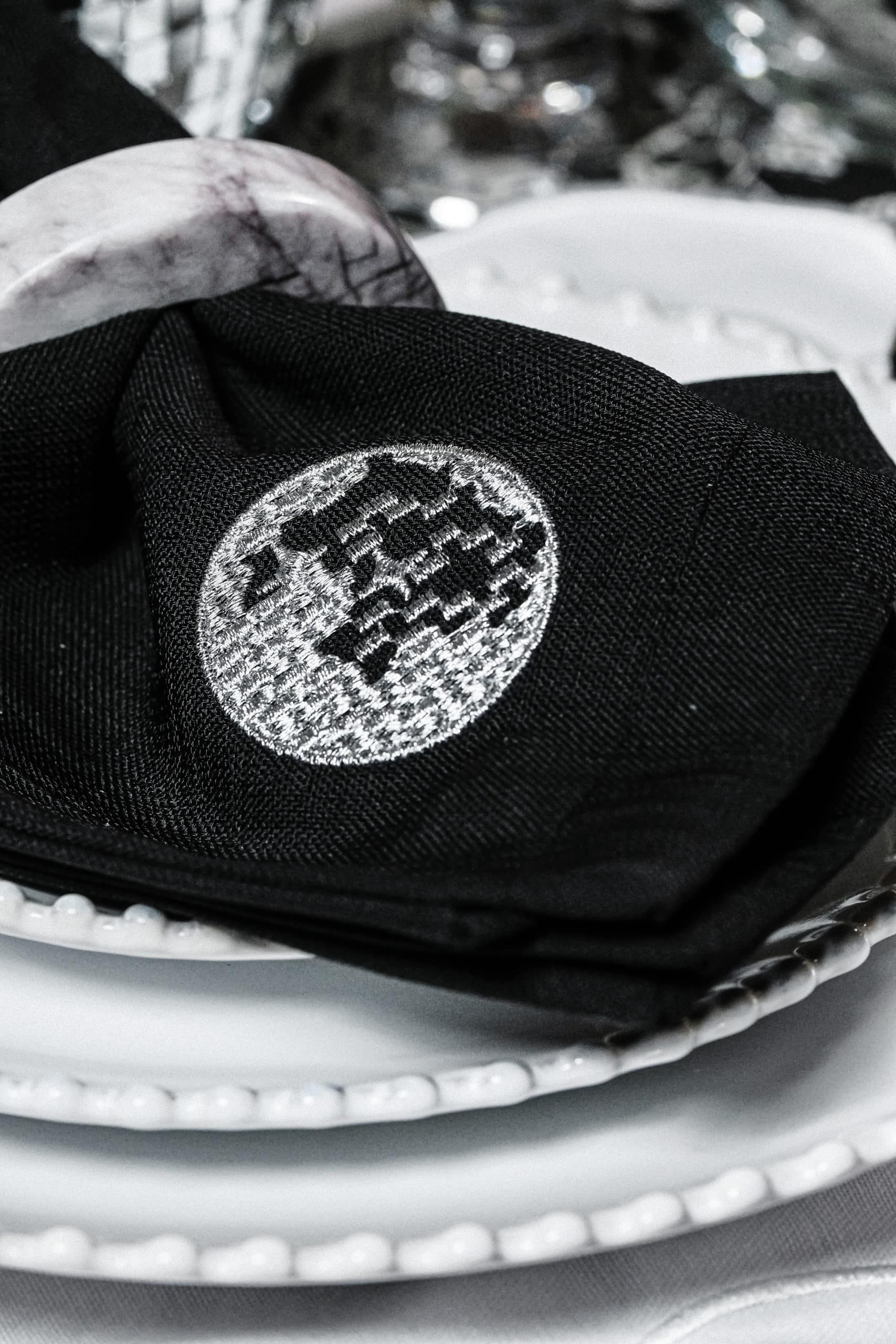מפית שחור Set With Metallic Disco Ball Embroidery | סט 6 - פיית השולחן