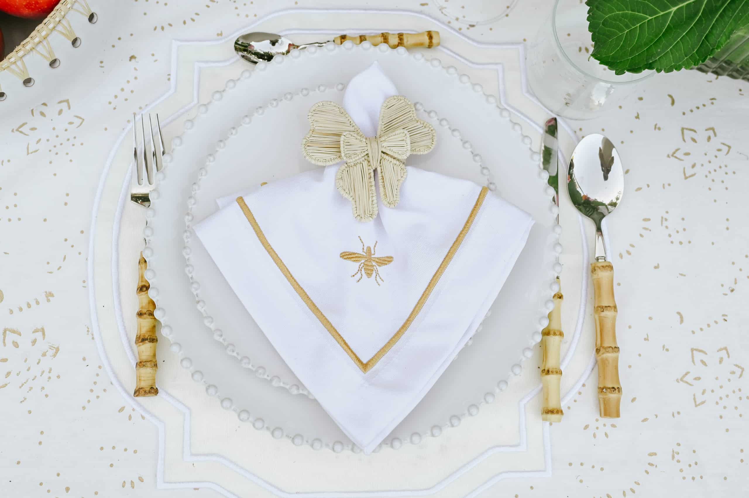 מפית Classic לבן with Golden Bee Embroidery | סט 6 - פיית השולחן