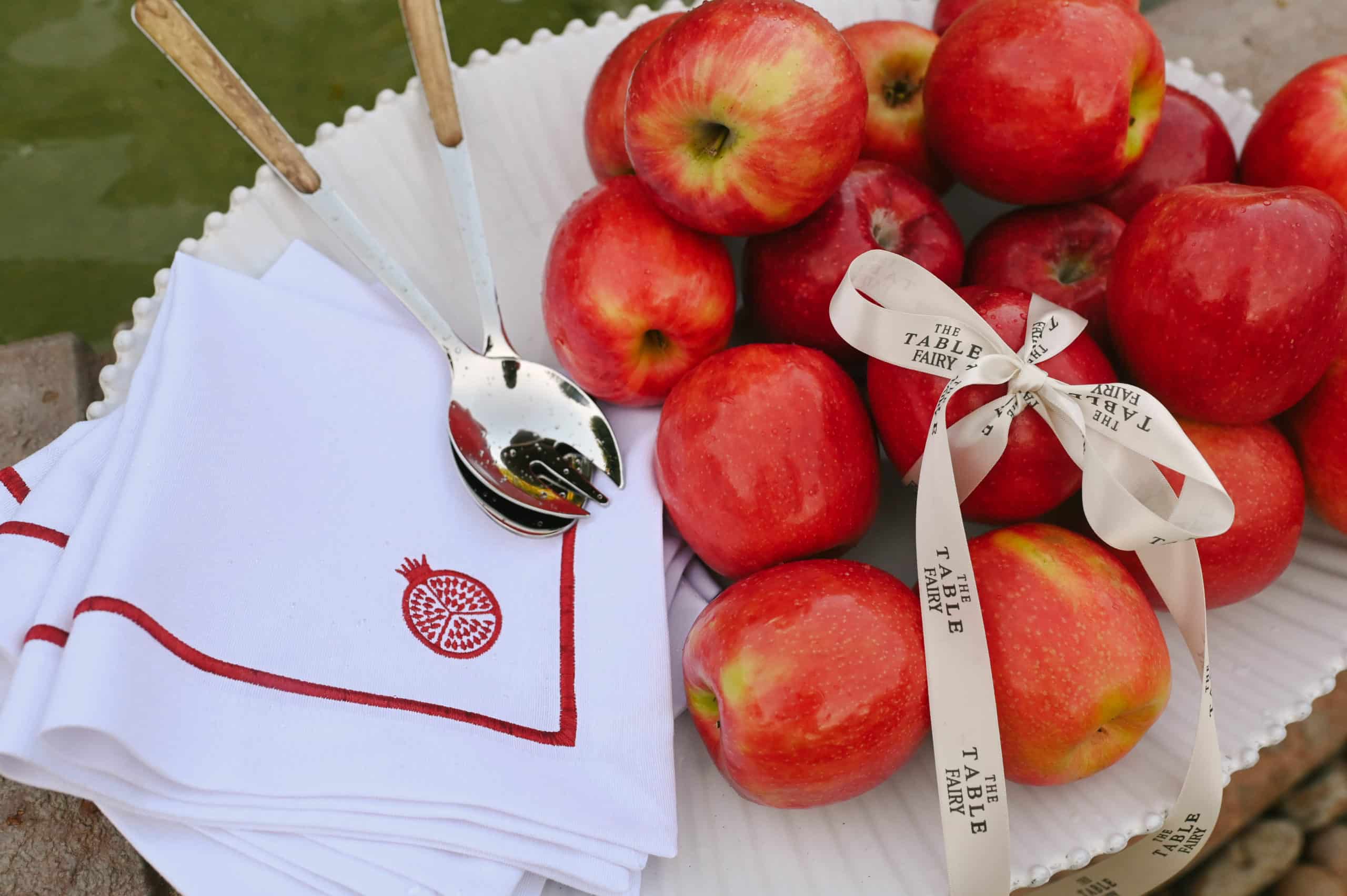 מפית Classic לבן with Pomegranate Embroidery אדום stripe | סט 6 - פיית השולחן