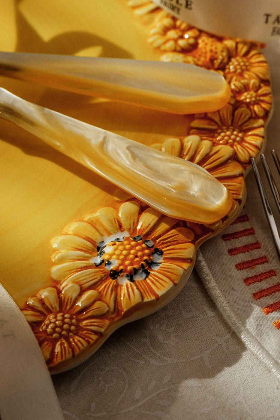 צלחת צהוב Multi Flower Flat Serving - פיית השולחן