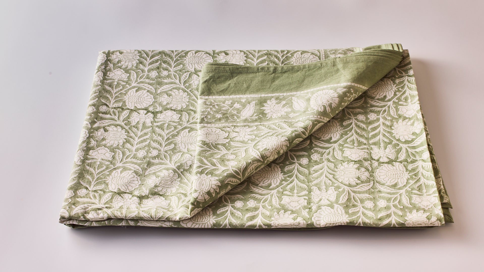 מפת שולחן לילי