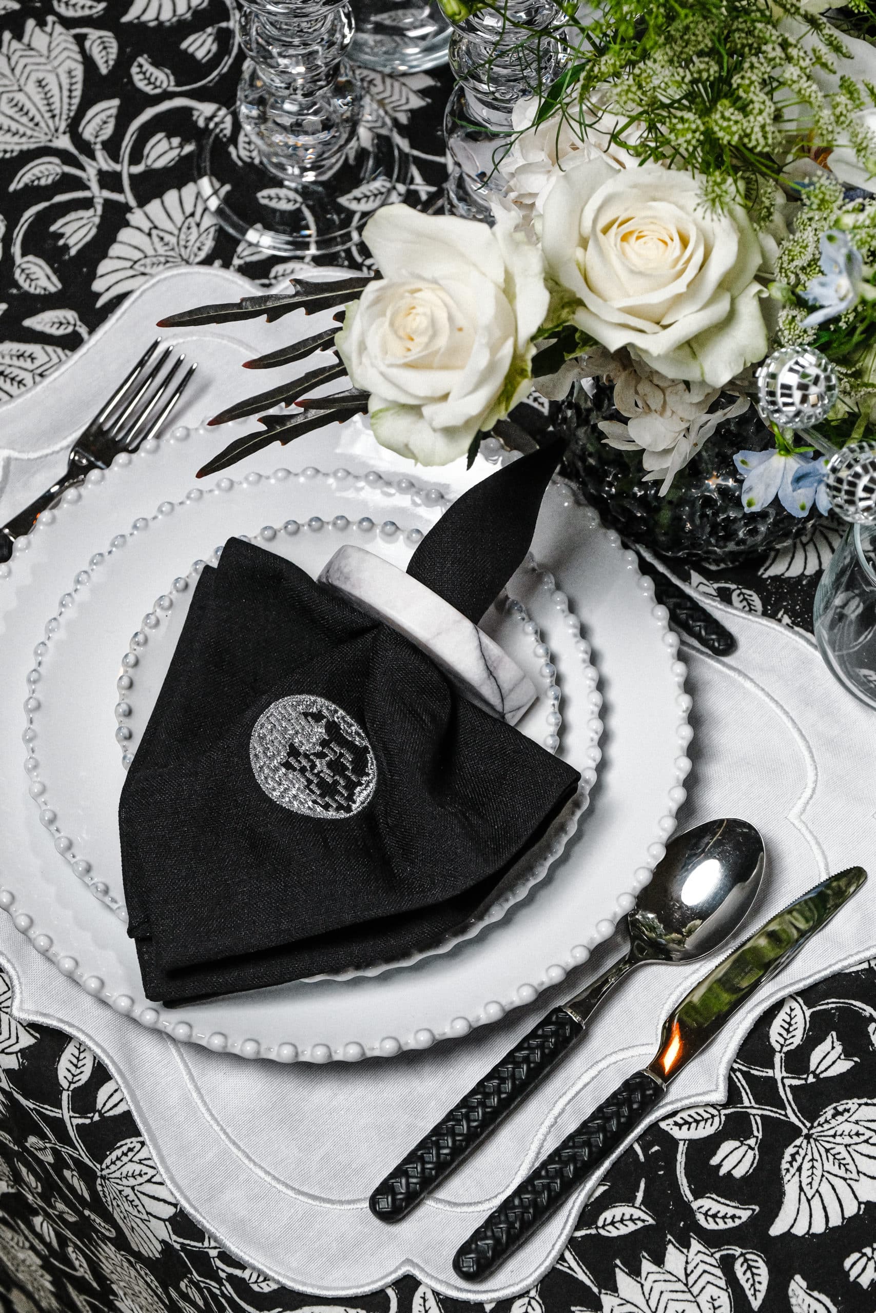 מפית שחור Set With Metallic Disco Ball Embroidery | סט 6 - פיית השולחן