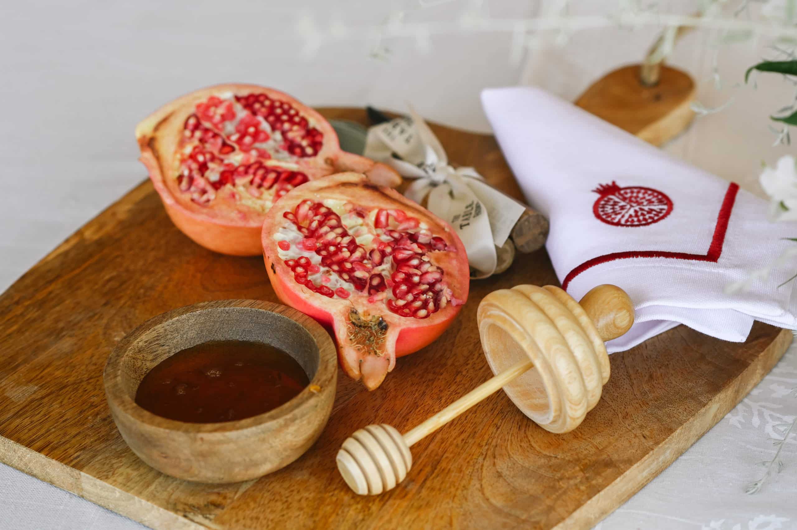 מפית Classic לבן with Pomegranate Embroidery אדום stripe | סט 6 - פיית השולחן