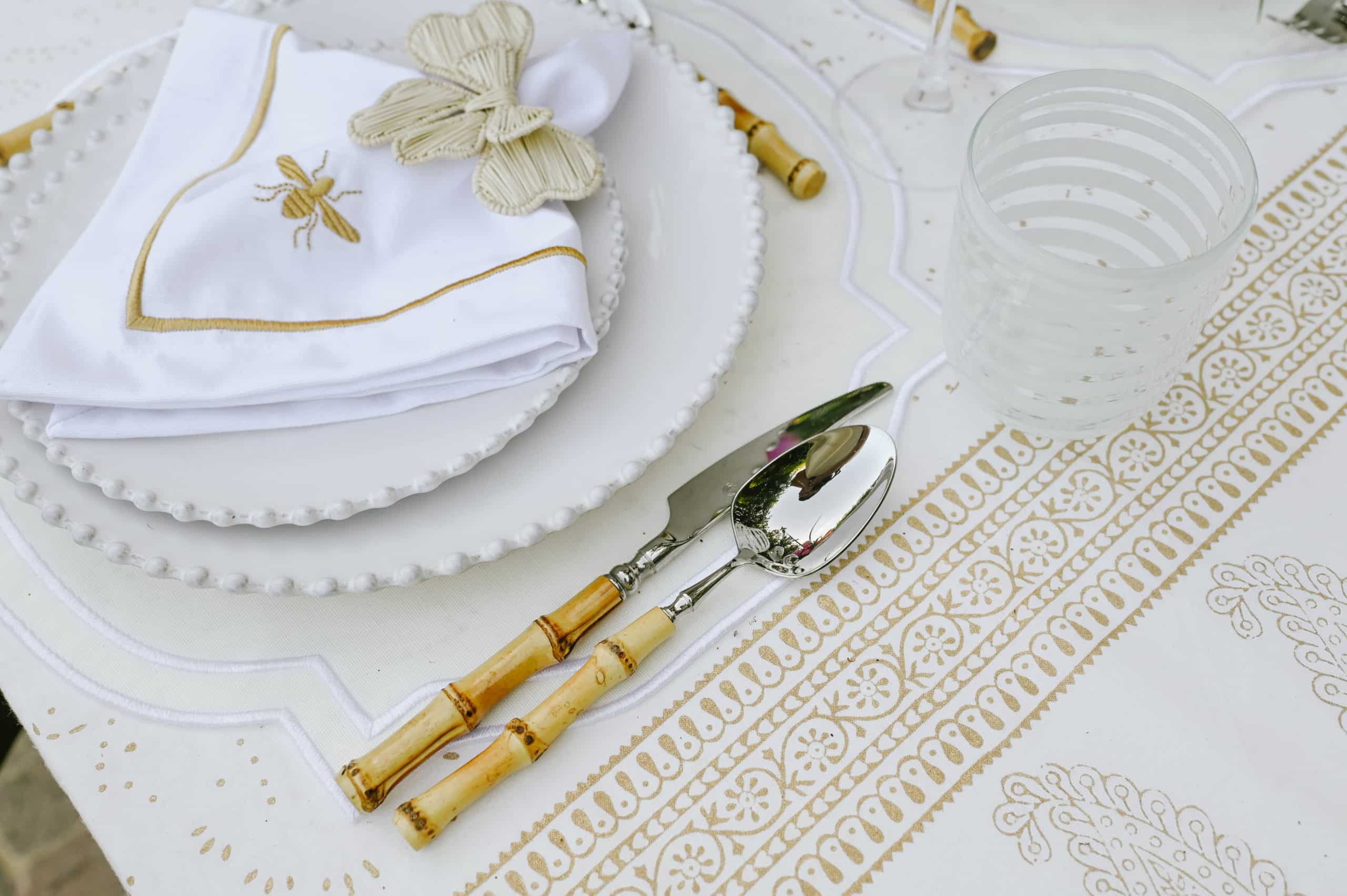 מפית Classic לבן with Golden Bee Embroidery | סט 6 - פיית השולחן