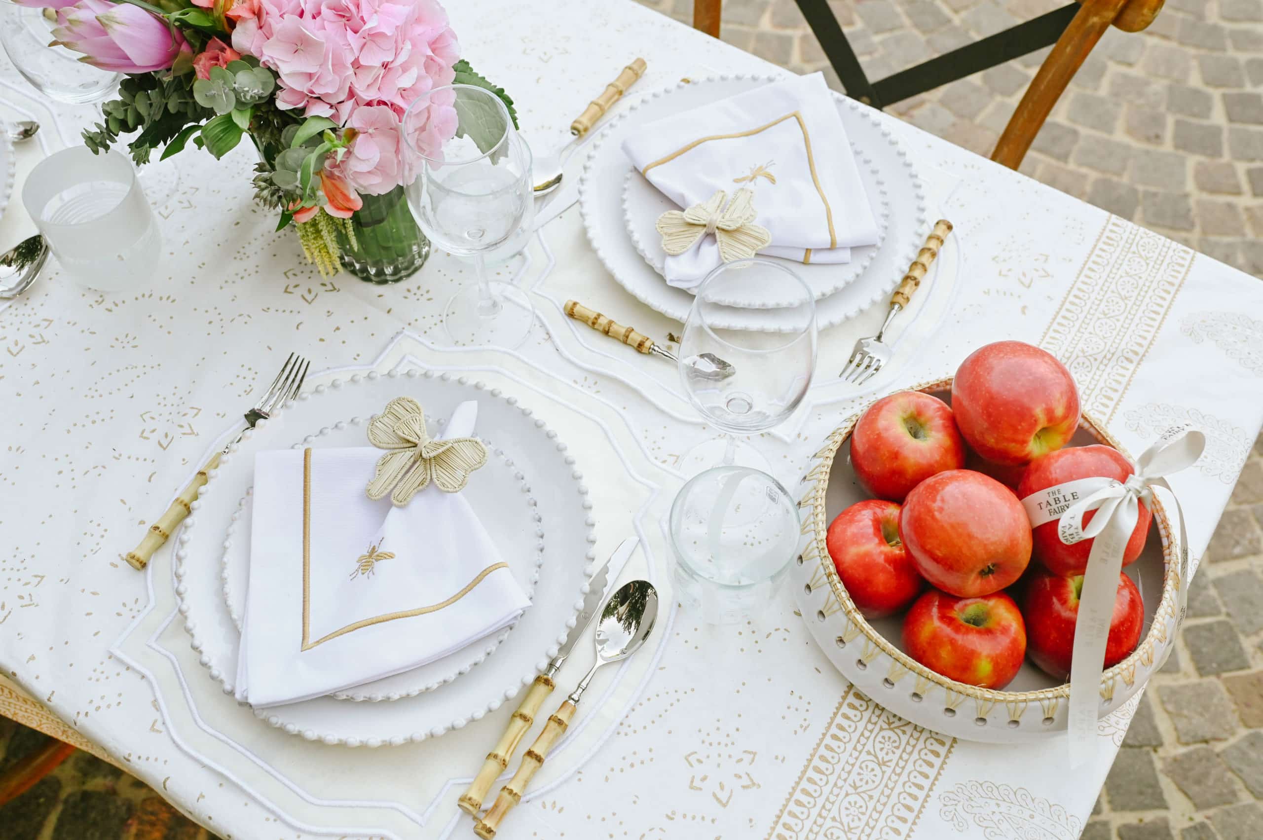 מפית Classic לבן with Golden Bee Embroidery | סט 6 - פיית השולחן