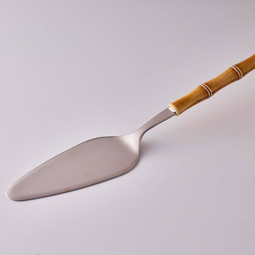 סכין עוגה במבוק טבעי - פיית השולחן